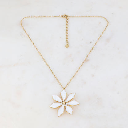 Collier doré avec une fleur émaillée blanche 40+5 cm