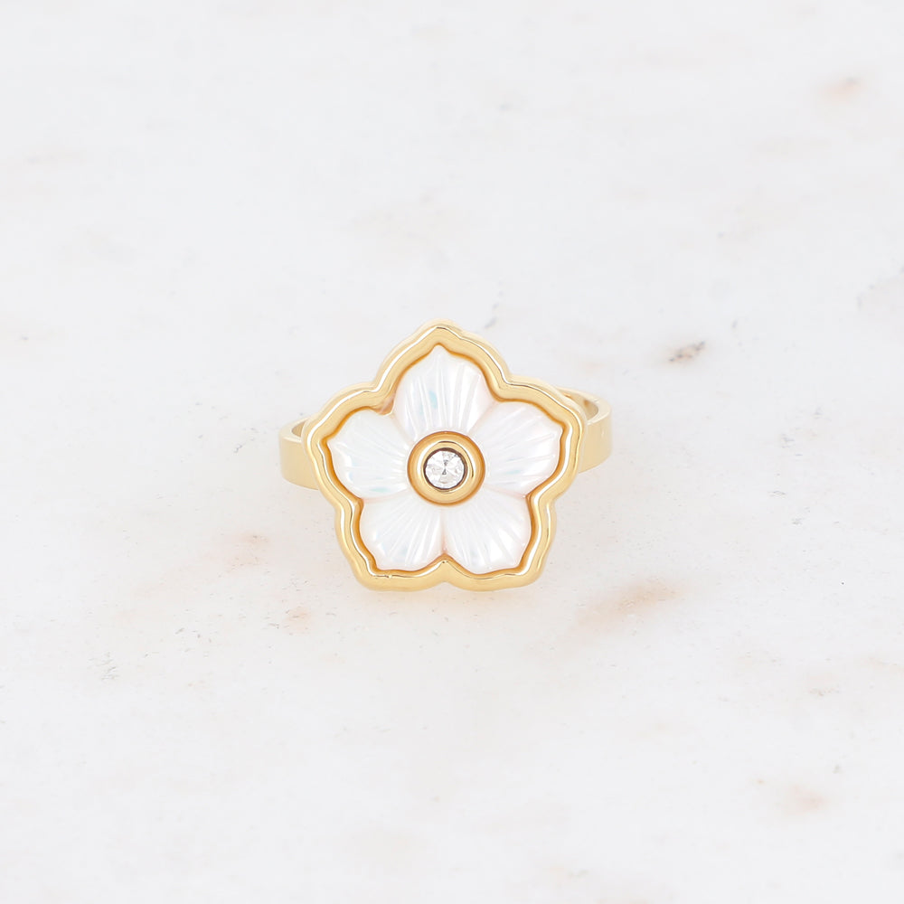 Bague avec une fleur nacrée et strassé