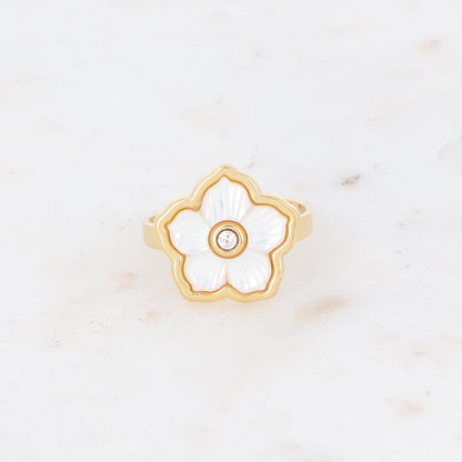 Bague avec une fleur nacrée et strassé