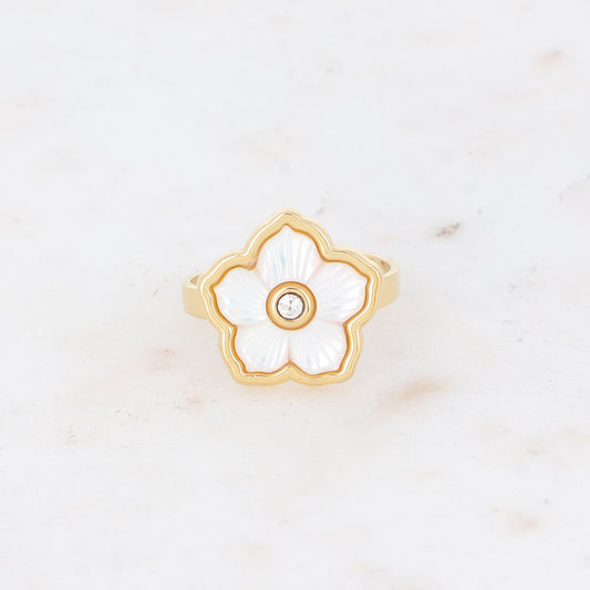 Bague avec une fleur nacrée et strassé