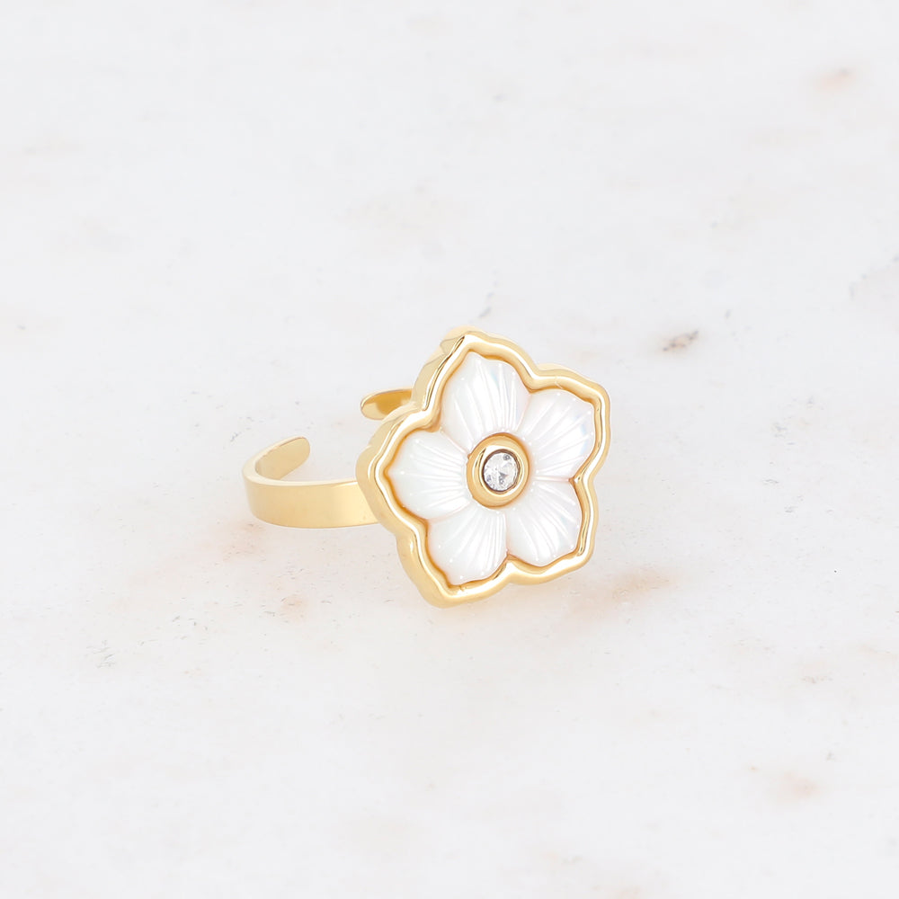 Bague avec une fleur nacrée et strassé