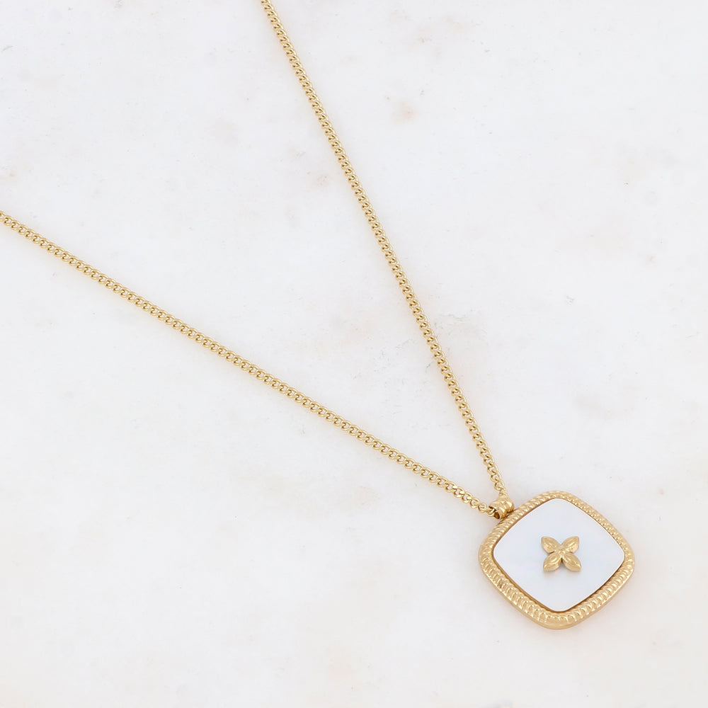 Collier doré avec une pampille carrée en nacre blanche avec motif doré 39+7 cm