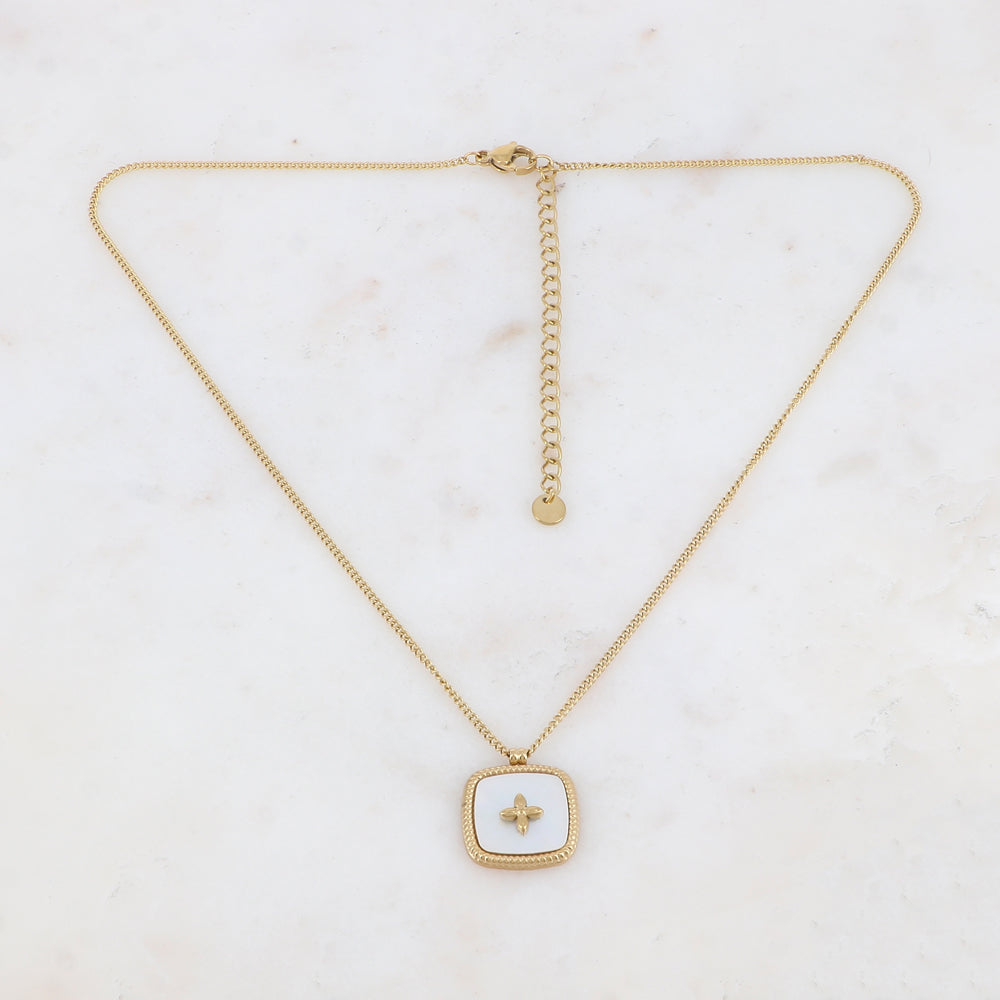 Collier doré avec une pampille carrée en nacre blanche avec motif doré 39+7 cm