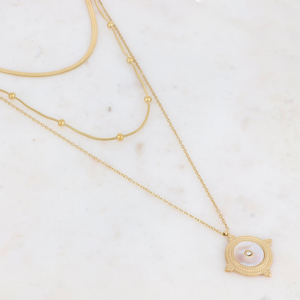 Collier triple rangs doré avec une pampille ronde ornée d'une nacre blanche 38/50/60+5 cm