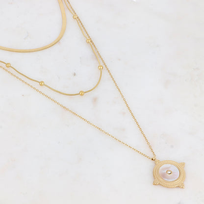 Collier triple rangs doré avec une pampille ronde ornée d'une nacre blanche 38/50/60+5 cm