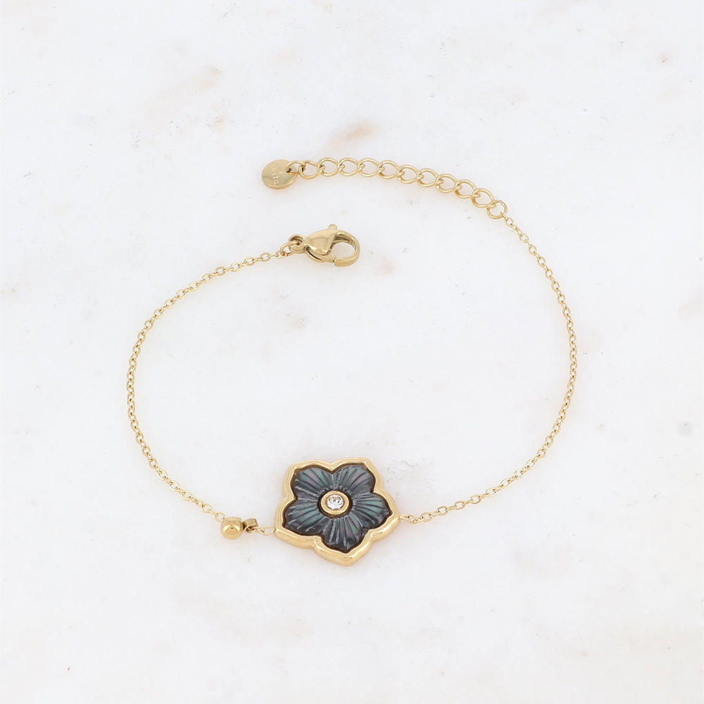 Bracelet avec une fleur nacrée et strassé