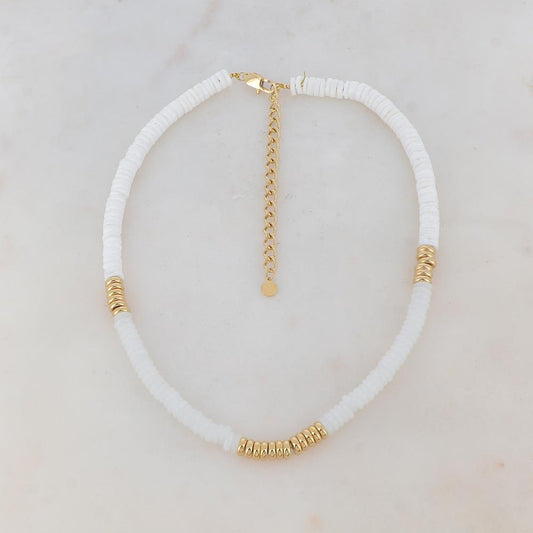 Collier doré avec des perles en pierre blanche et des coquillages blancs 37+7 cm