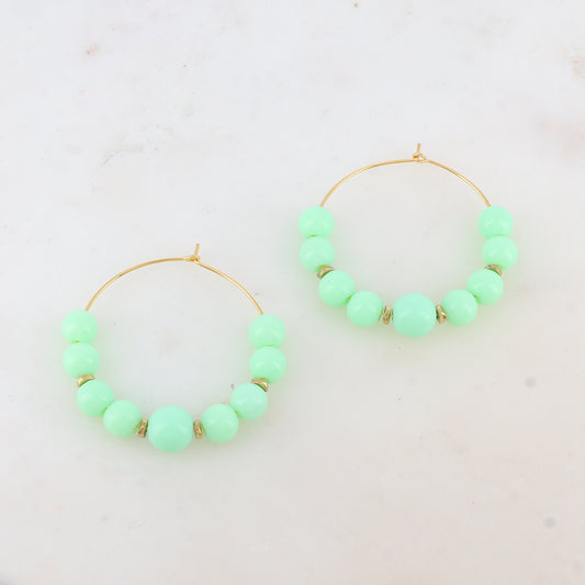 Créoles avec 9 perles en résine Diamètre : 4,5 cm.