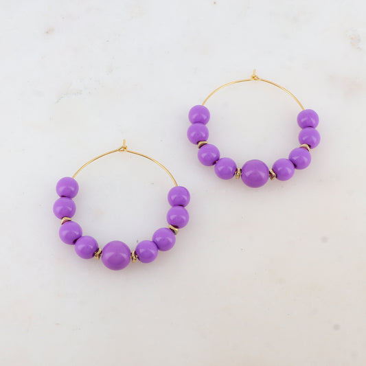 Créoles avec 9 perles en résine Diamètre : 4,5 cm.