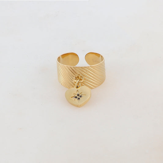Bague effet rayé avec pampille coeur, étoile et strass