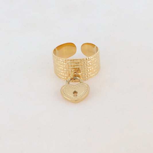 Bague motif graphique avec pampille coeur style cadenas