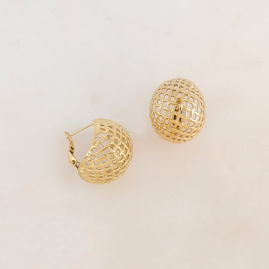 Créoles à cliquet bombées et ajourées de façon graphique et géométrique 2 cm.