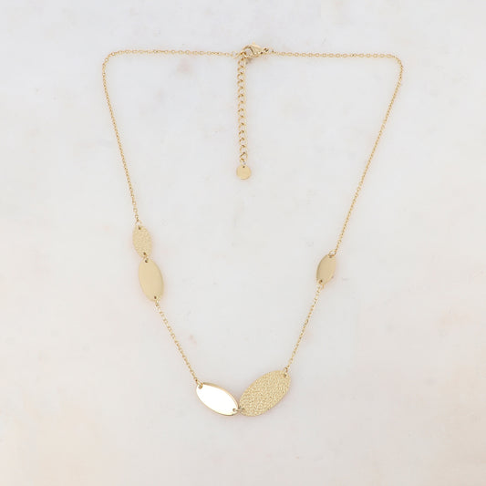 Collier avec 3 pièces ovales lisses et 2 pièces ovales martelées (40+5CM)