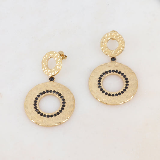 B.O à puce avec 2 anneaux martelés, strass Diamètre anneau 1 : 1,5 cm, diamètre anneau 2 : 2,95 cm.