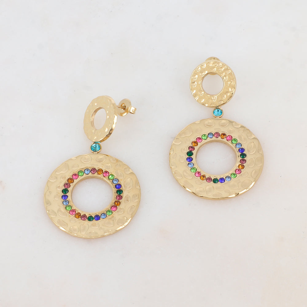B.O à puce avec 2 anneaux martelés, strass Diamètre anneau 1 : 1,5 cm, diamètre anneau 2 : 2,95 cm.