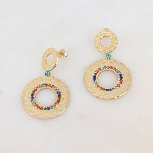 B.O à puce avec 2 anneaux martelés, strass Diamètre anneau 1 : 1,5 cm, diamètre anneau 2 : 2,95 cm.