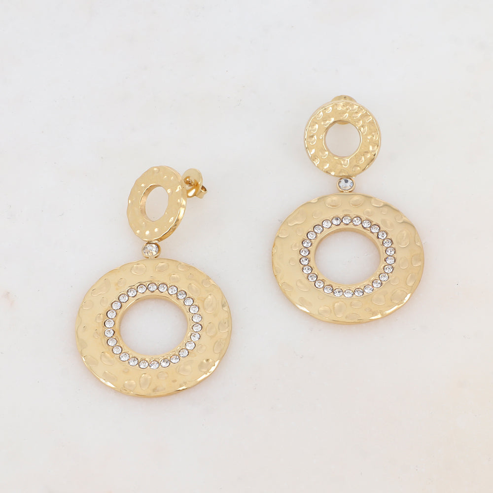 B.O à puce avec 2 anneaux martelés, strass Diamètre anneau 1 : 1,5 cm, diamètre anneau 2 : 2,95 cm.