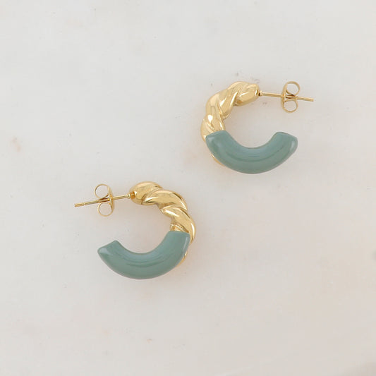 Créoles à puce torsadées avec émail Diamètre : 2,1 cm.