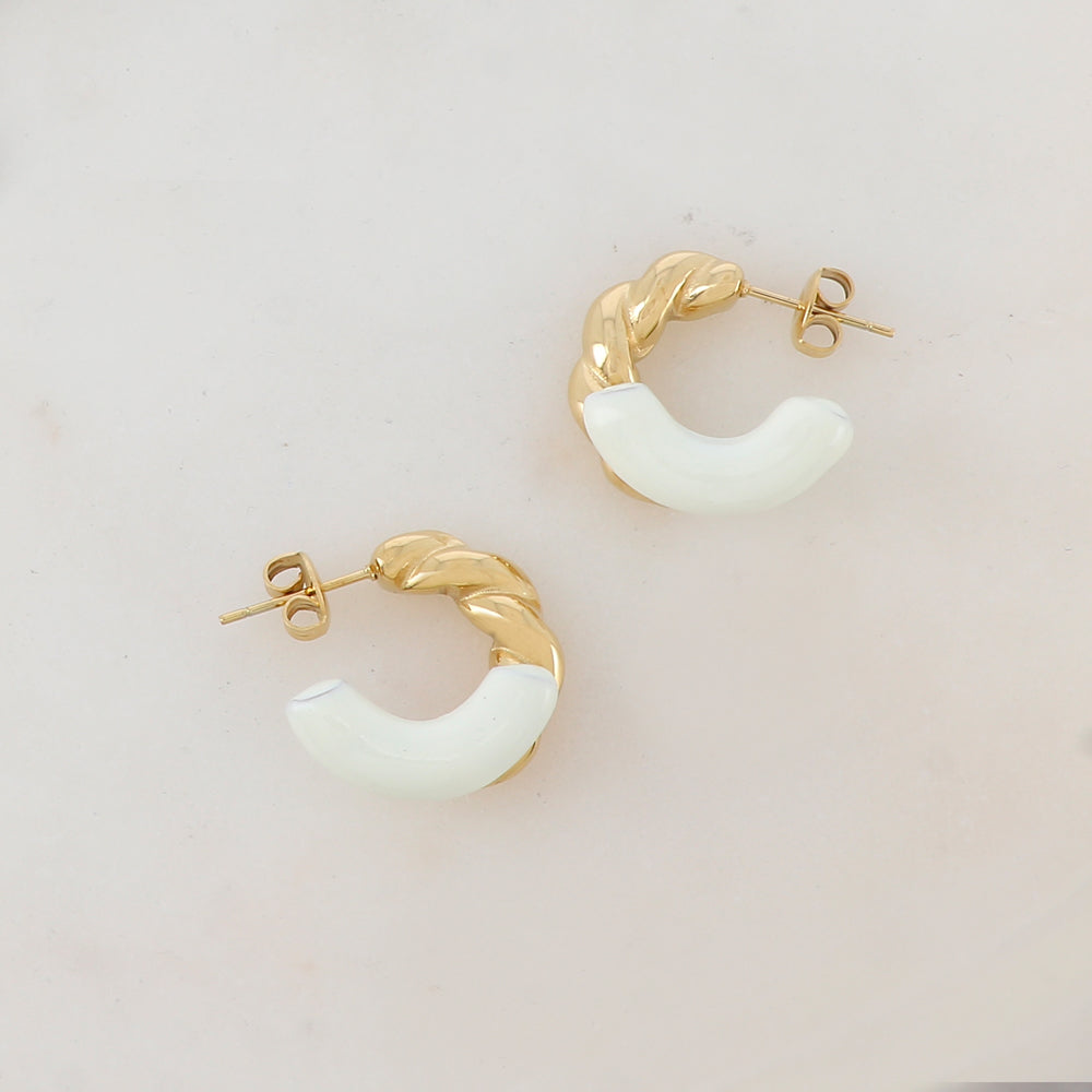 Créoles à puce torsadées avec émail Diamètre : 2,1 cm.