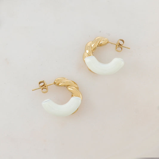Créoles à puce torsadées avec émail Diamètre : 2,1 cm.