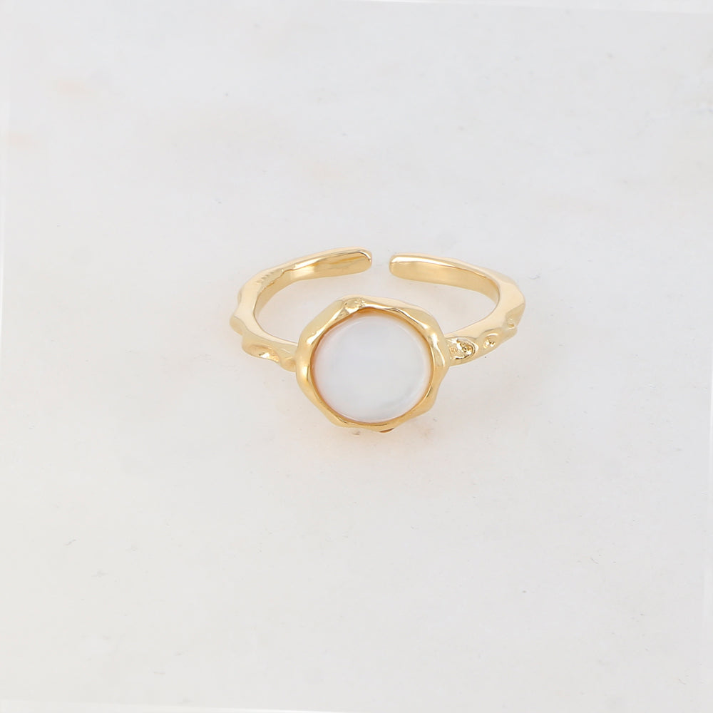 Bague fine avec pièce ronde sertie d'une pierre naturelle - Nacre