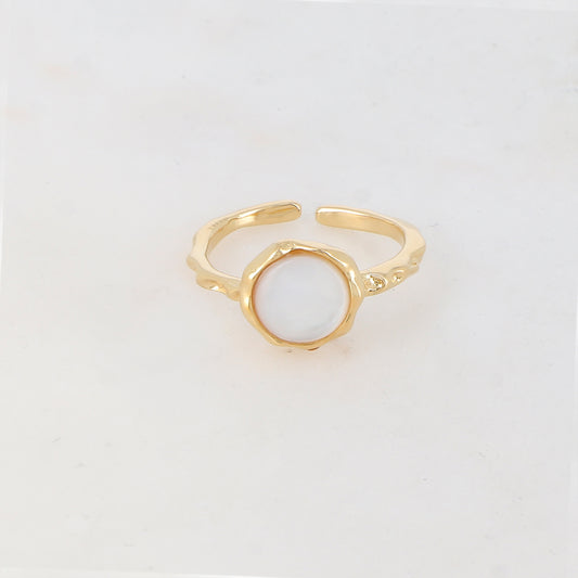 Bague fine avec pièce ronde sertie d'une pierre naturelle - Nacre