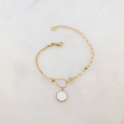 Bracelet en maille avec pièce ronde émaillée, strass, étoile, petite boule et rondelle