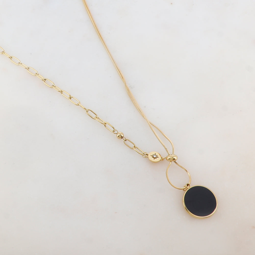 Collier en maille avec pendentif rond émaillé, strass, étoile, petite boule et rondelle (45+5CM)