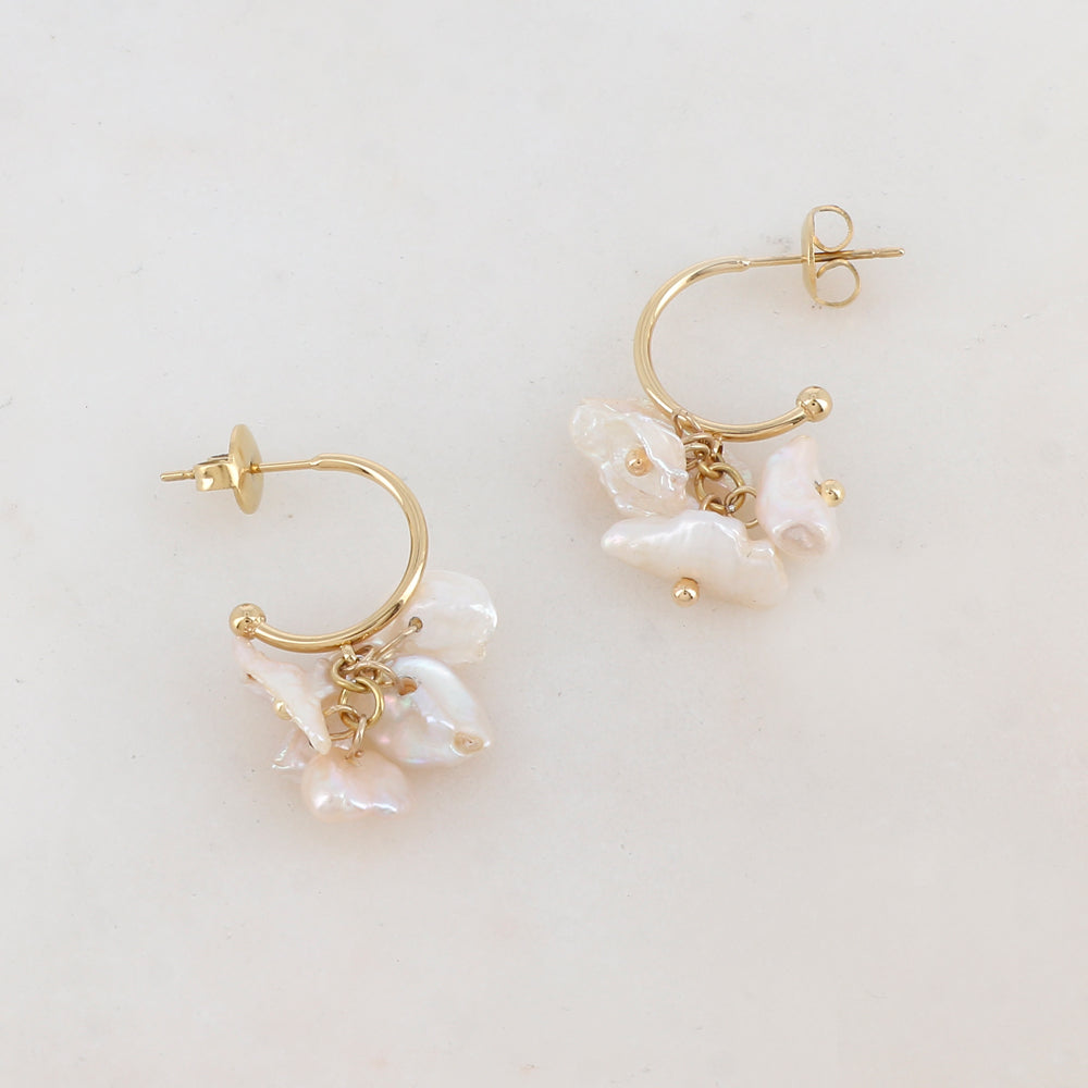 Créoles à puce pendantes avec perles d'eau douce 1,5 x 3 cm.