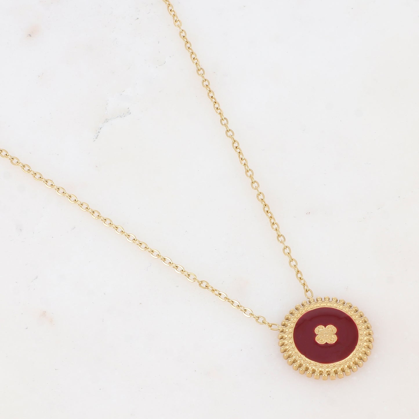 Collier composé d'un pendentif rond émaillé bordeaux avec une fleur gravée 39+7 cm