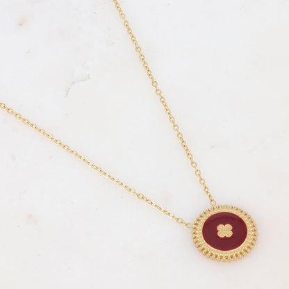Collier composé d'un pendentif rond émaillé bordeaux avec une fleur gravée 39+7 cm