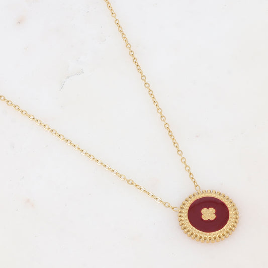 Collier composé d'un pendentif rond émaillé bordeaux avec une fleur gravée 39+7 cm