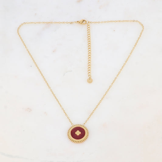 Collier composé d'un pendentif rond émaillé bordeaux avec une fleur gravée 39+7 cm