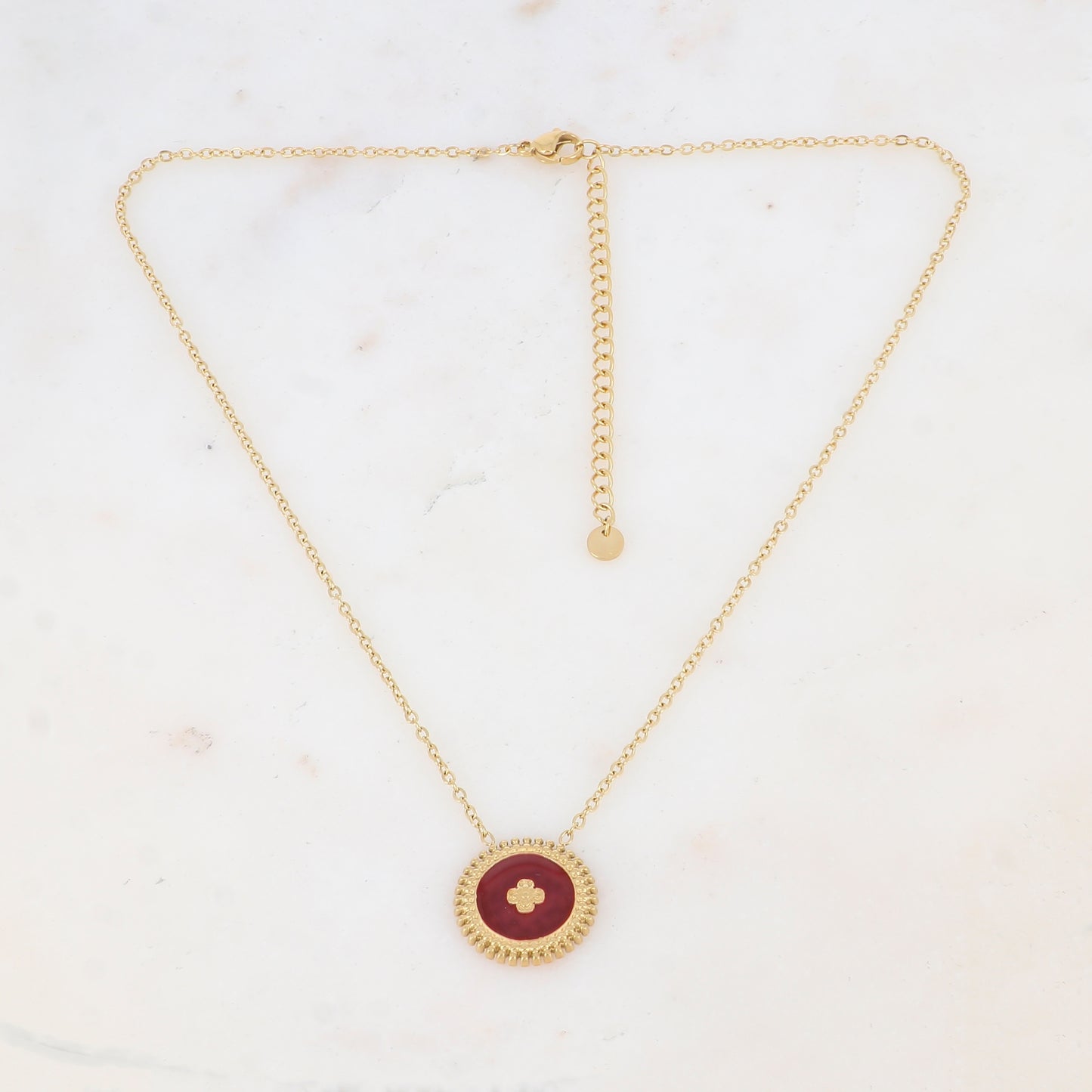 Collier composé d'un pendentif rond émaillé bordeaux avec une fleur gravée 39+7 cm