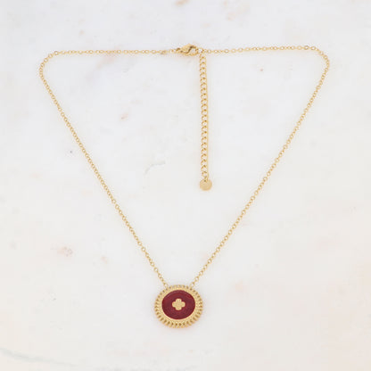 Collier composé d'un pendentif rond émaillé bordeaux avec une fleur gravée 39+7 cm