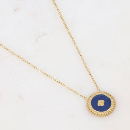 Collier composé d'un pendentif rond émaillé bleu avec une fleur gravée 39+7 cm