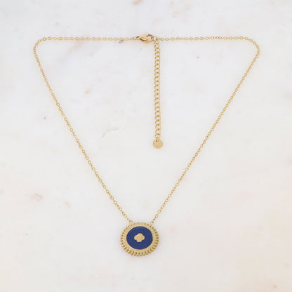 Collier composé d'un pendentif rond émaillé bleu avec une fleur gravée 39+7 cm