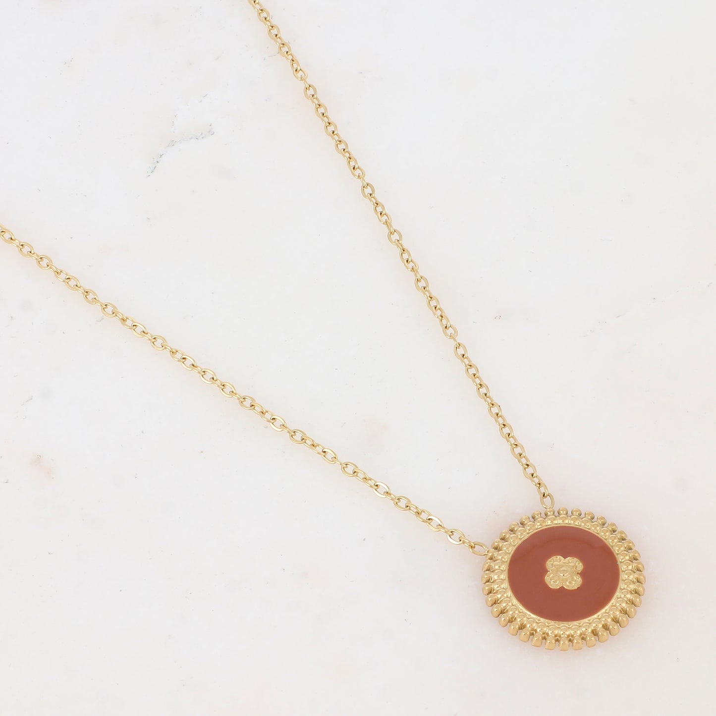 Collier composé d'un pendentif rond émaillé marron avec une fleur gravée 39+7 cm