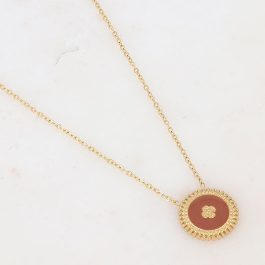 Collier composé d'un pendentif rond émaillé marron avec une fleur gravée 39+7 cm