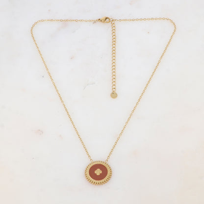 Collier composé d'un pendentif rond émaillé marron avec une fleur gravée 39+7 cm