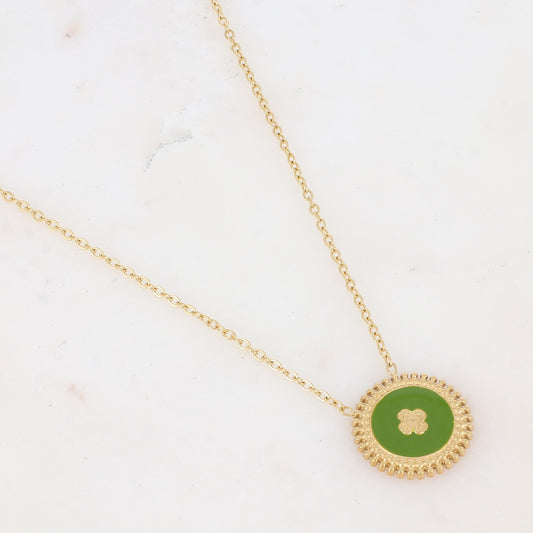 Collier composé d'un pendentif rond émaillé vert avec une fleur gravée 39+7 cm