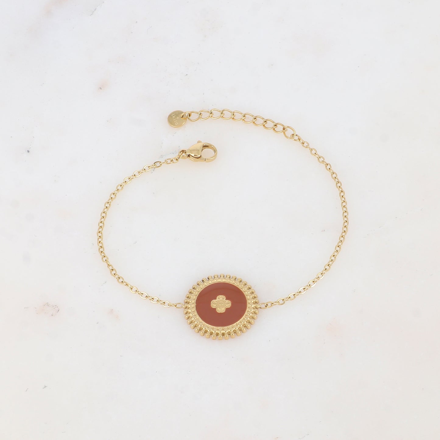 Bracelet avec pièce ronde émaillée, fleur gravée