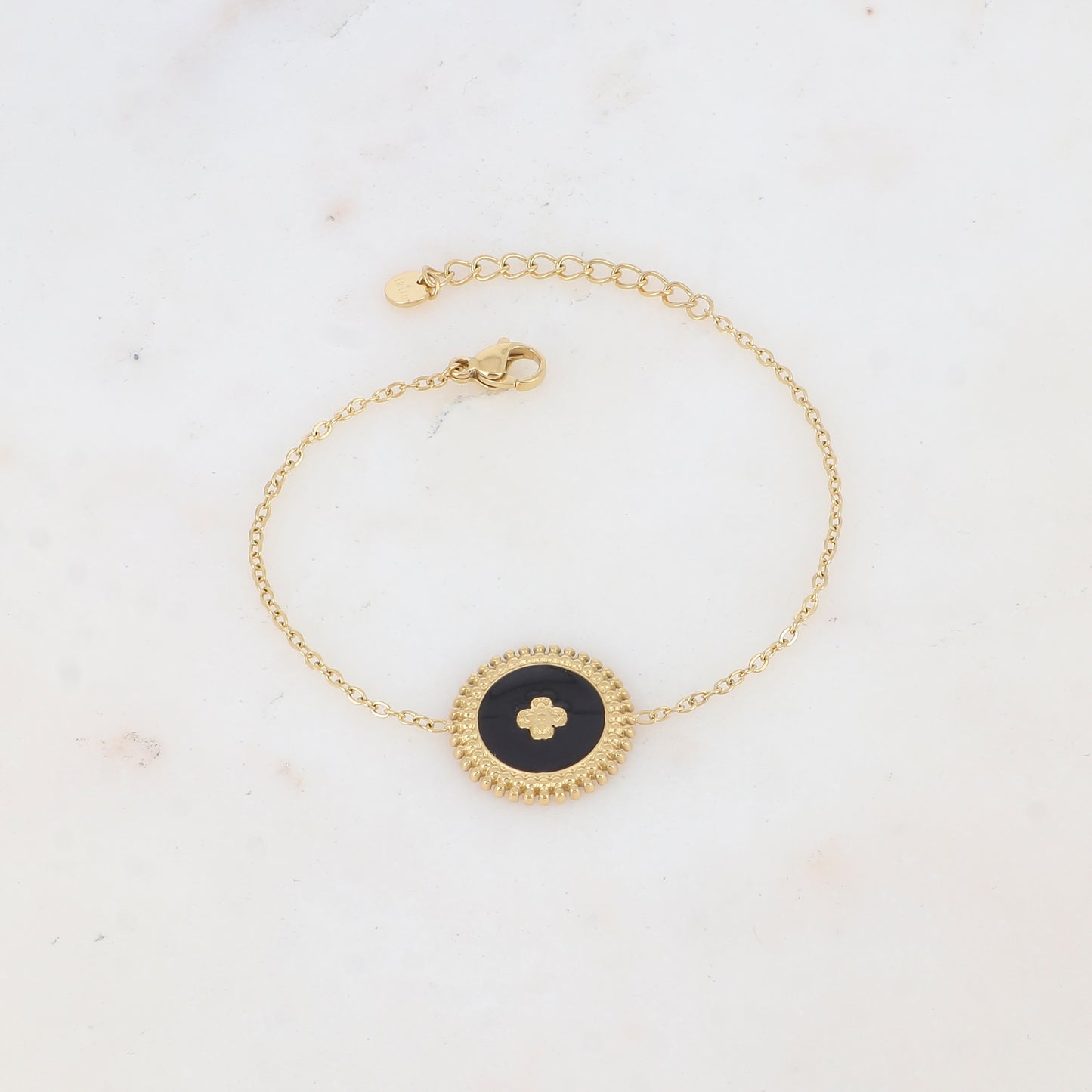 Bracelet avec pièce ronde émaillée, fleur gravée