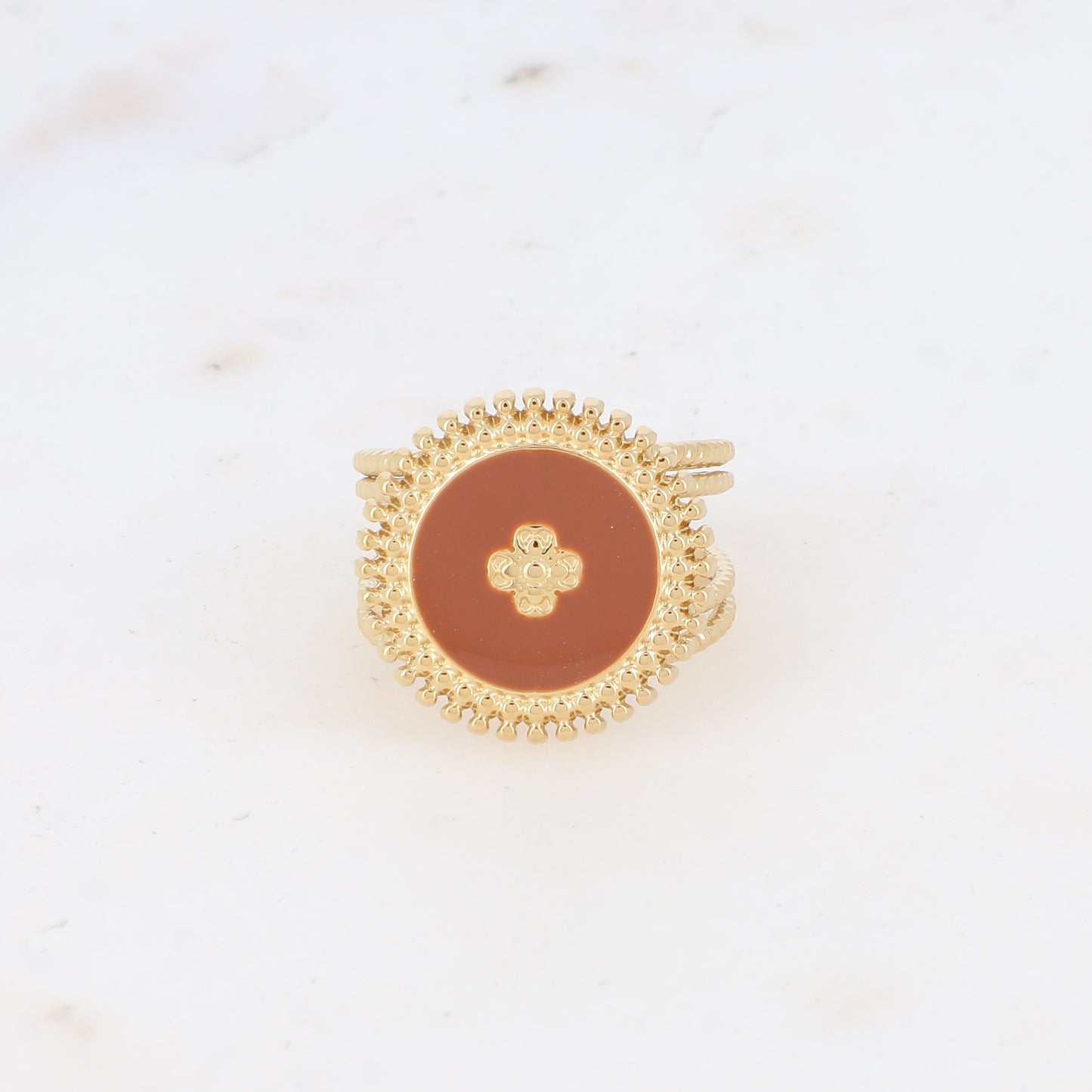 Bague avec pièce ronde émaillée, fleur gravée - Rouge brique