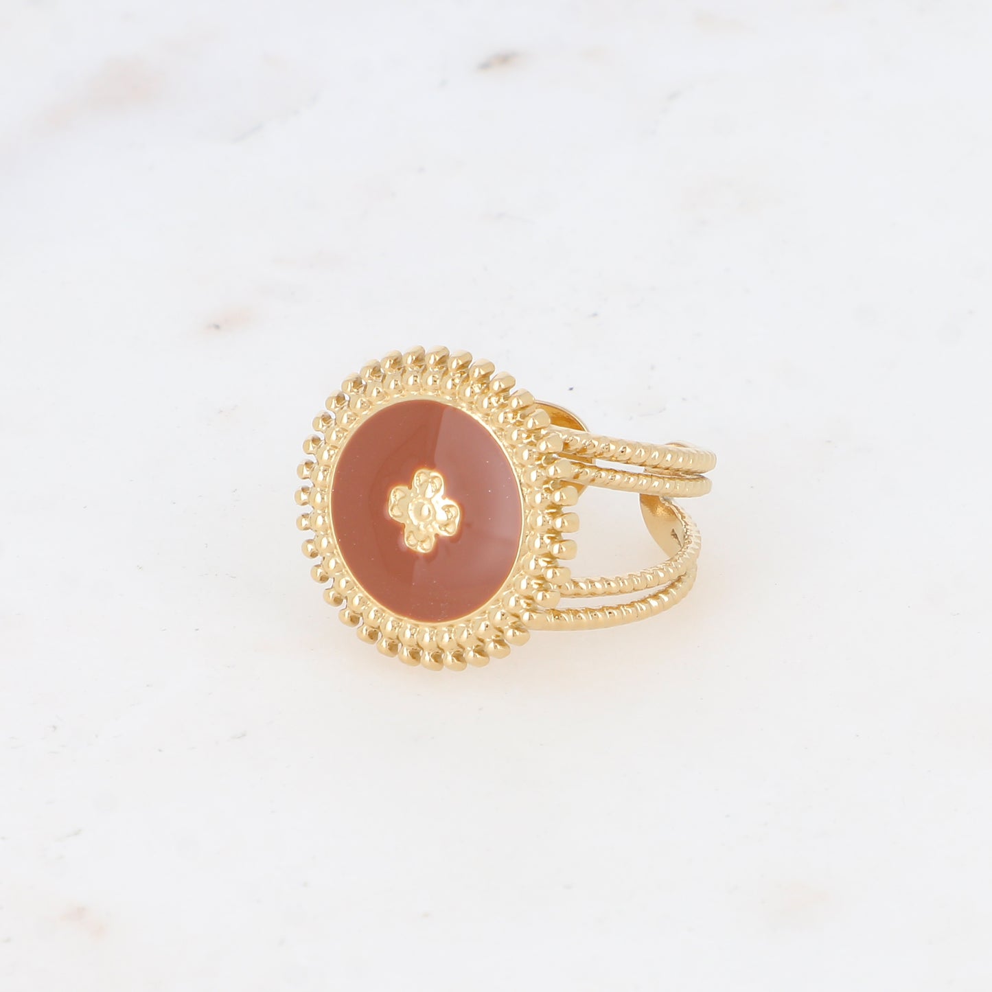 Bague avec pièce ronde émaillée, fleur gravée - Rouge brique