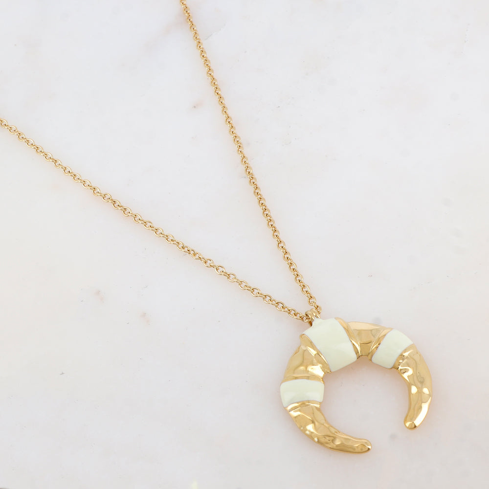 Sautoir avec pendentif géométrique corne émaillé blanc 80+10 cm
