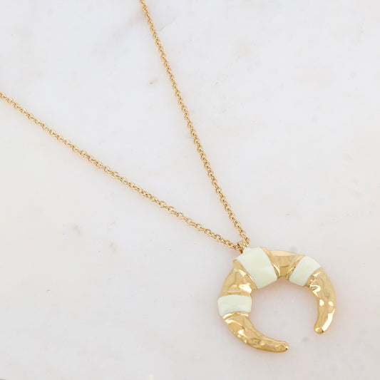 Sautoir avec pendentif géométrique corne émaillé blanc 80+10 cm