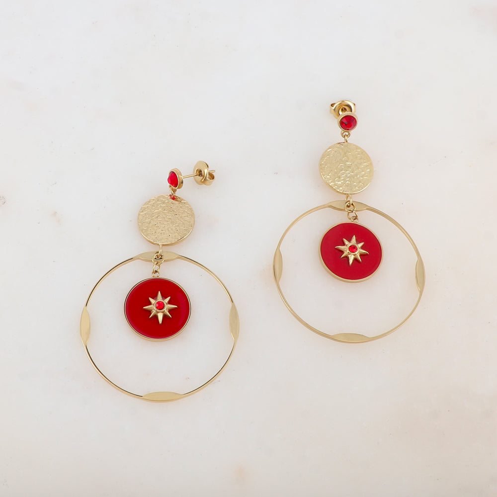 B.O à puce avec pièce ronde martelée, anneau, pièce ronde émaillée, étoile et strass 3,7 x 6,2 cm