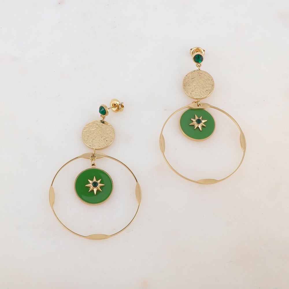 B.O à puce avec pièce ronde martelée, anneau, pièce ronde émaillée, étoile et strass 3,7 x 6,2 cm