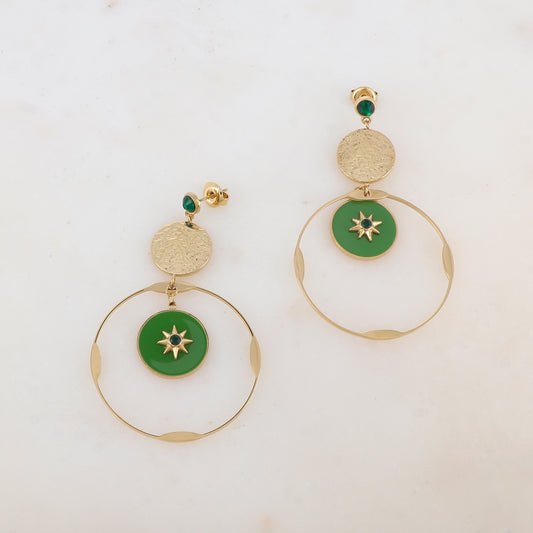 B.O à puce avec pièce ronde martelée, anneau, pièce ronde émaillée, étoile et strass 3,7 x 6,2 cm